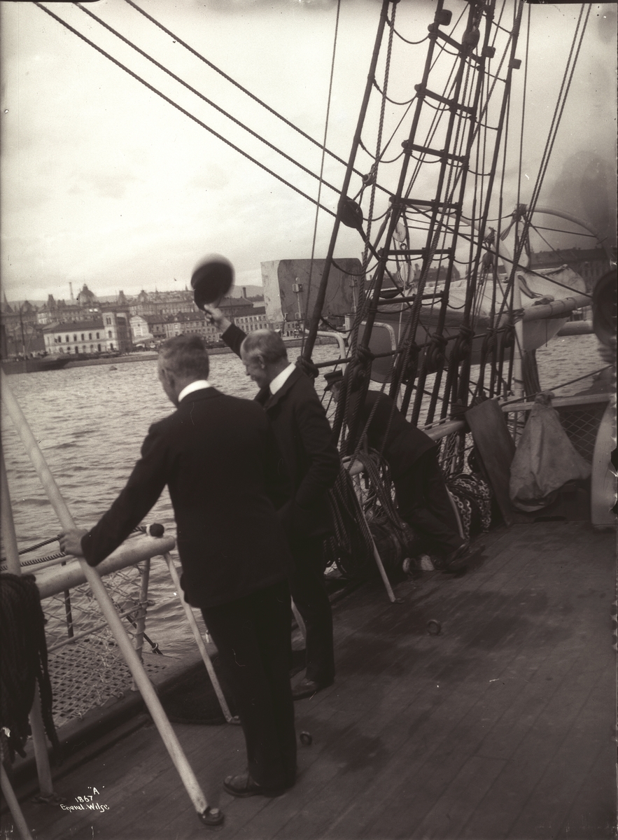 Nansen vifter farvel 2/6 1910