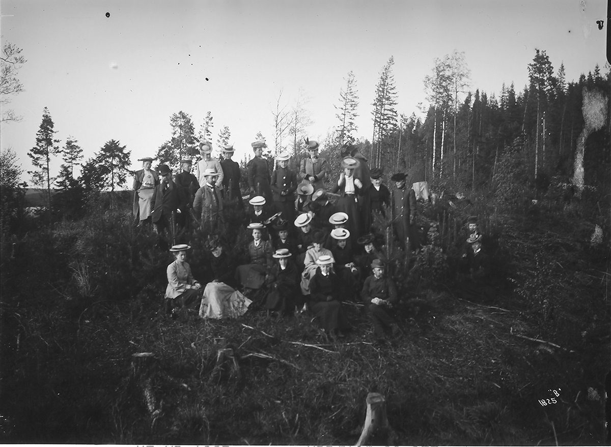 Lærerinnene som er på skogplanting tar en pust i bakken.