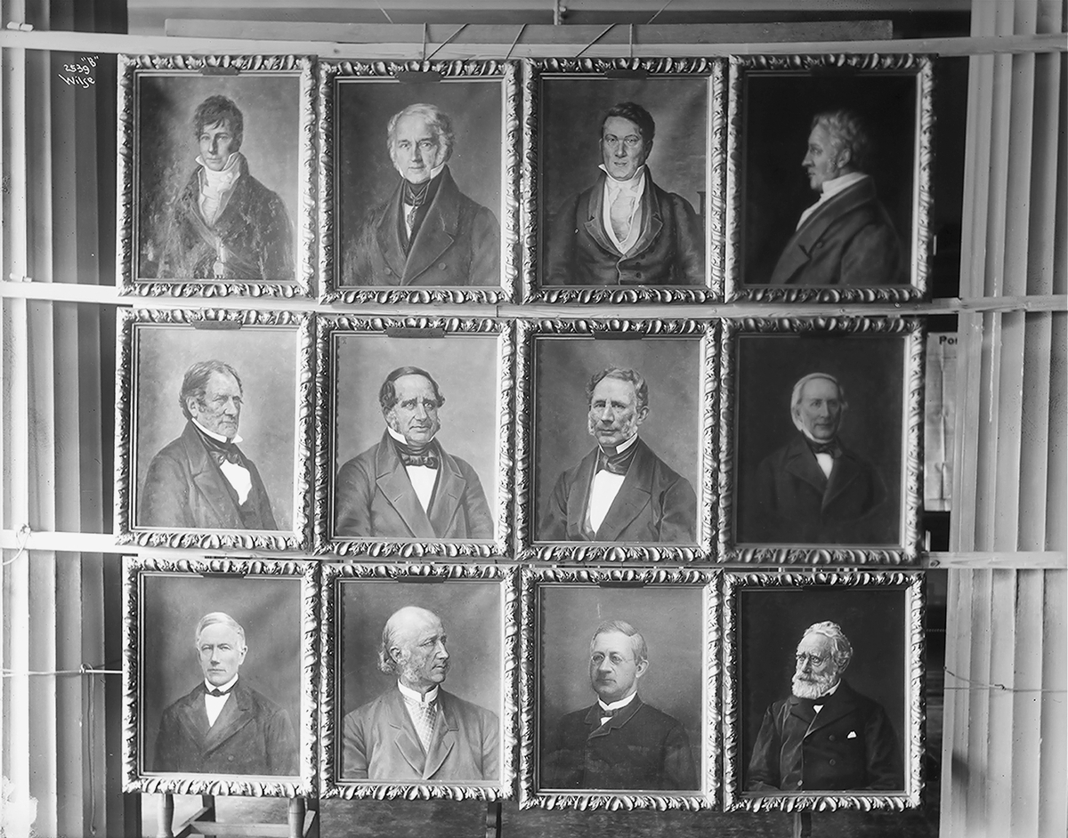 Fra Oslo Børs. Portretter av stiftere og tidligere direktører. Fotografert 1909.