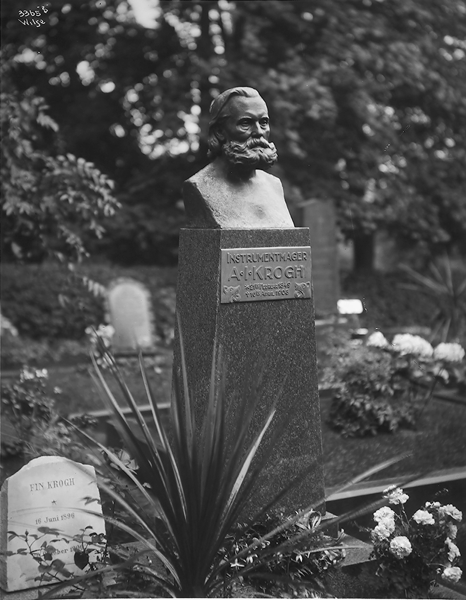 Instrumentmaker og stortingsmann Andreas J. Kroghs(1849-1908) gravstøtte etter avdukingen. Fotografert 1911.