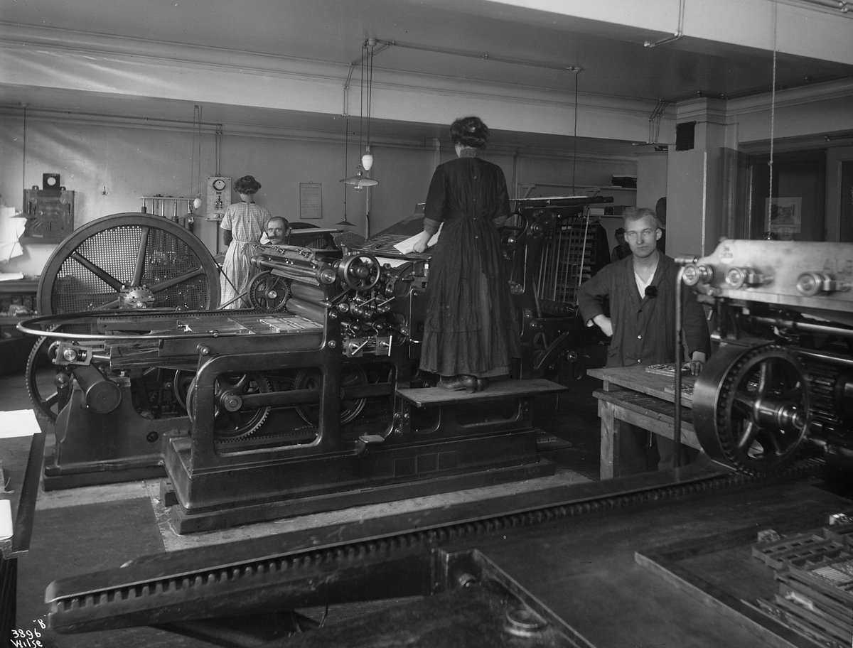 Arbeidere ved Moestues Trykkeri i arbeid ved de storee trykkerimaskinene.