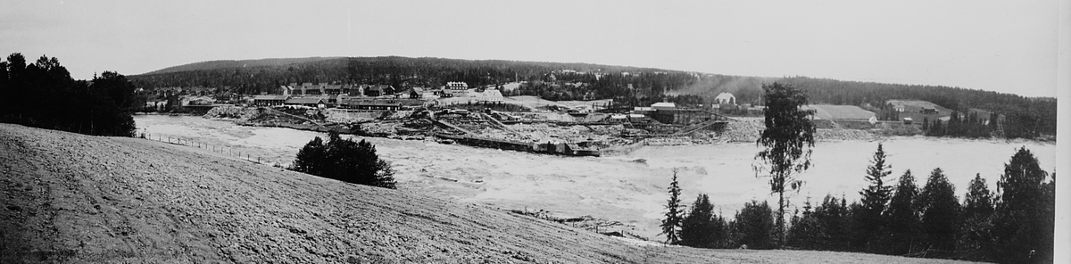 Rånåsfoss Kraftverk med elven og landskapet rundt anlegget.