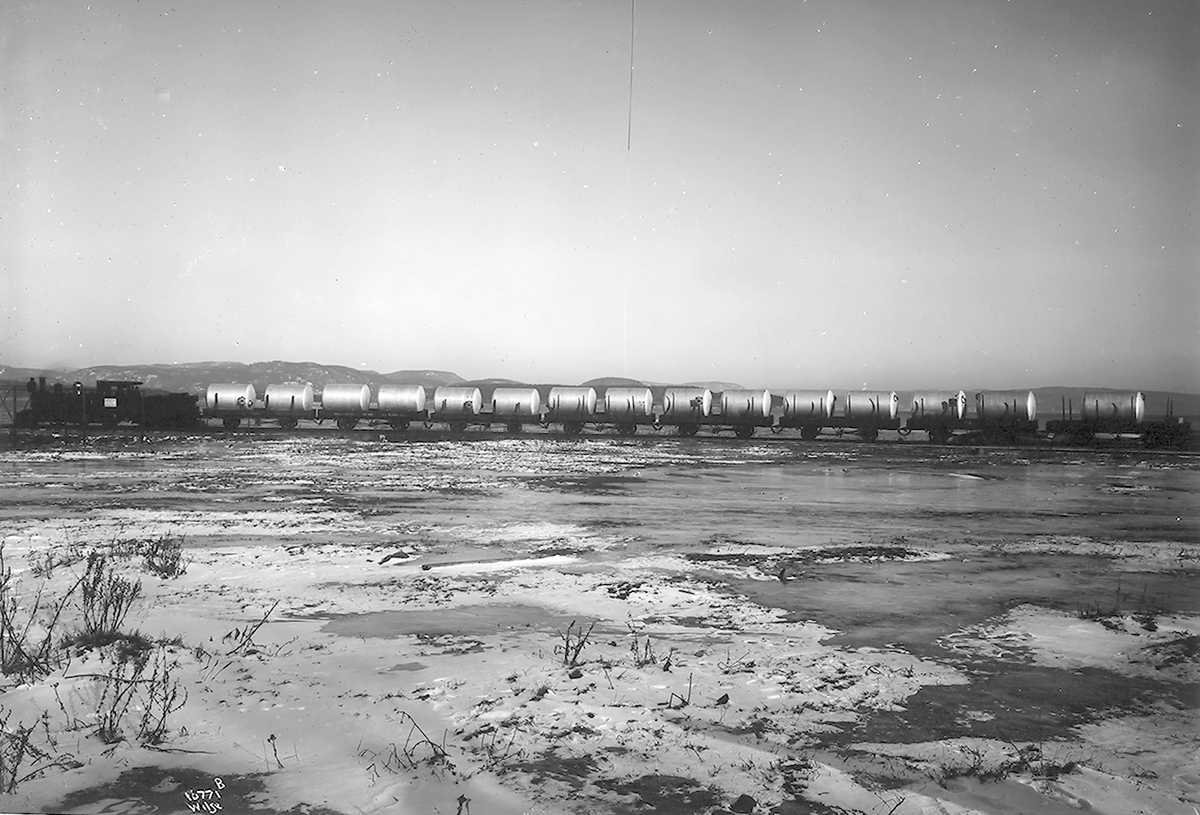 Godstog kjøre med mange vogner lastet med ant. aluminium. Norsk Aluminiumindustri. Fotografter 1923.