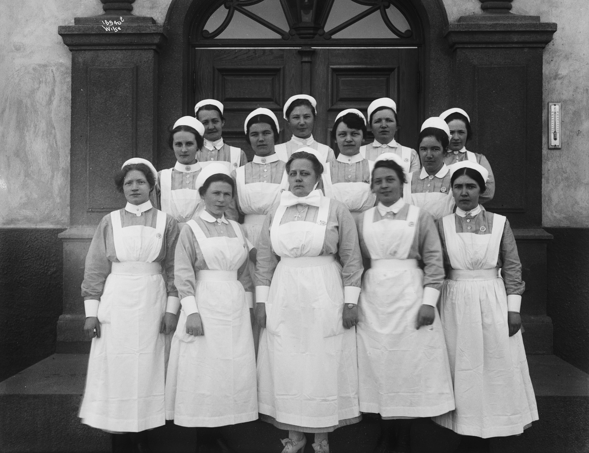 Sykepleiere i uniform klar til innsats, Tøyen pleiehjem. Fotografert 1923.