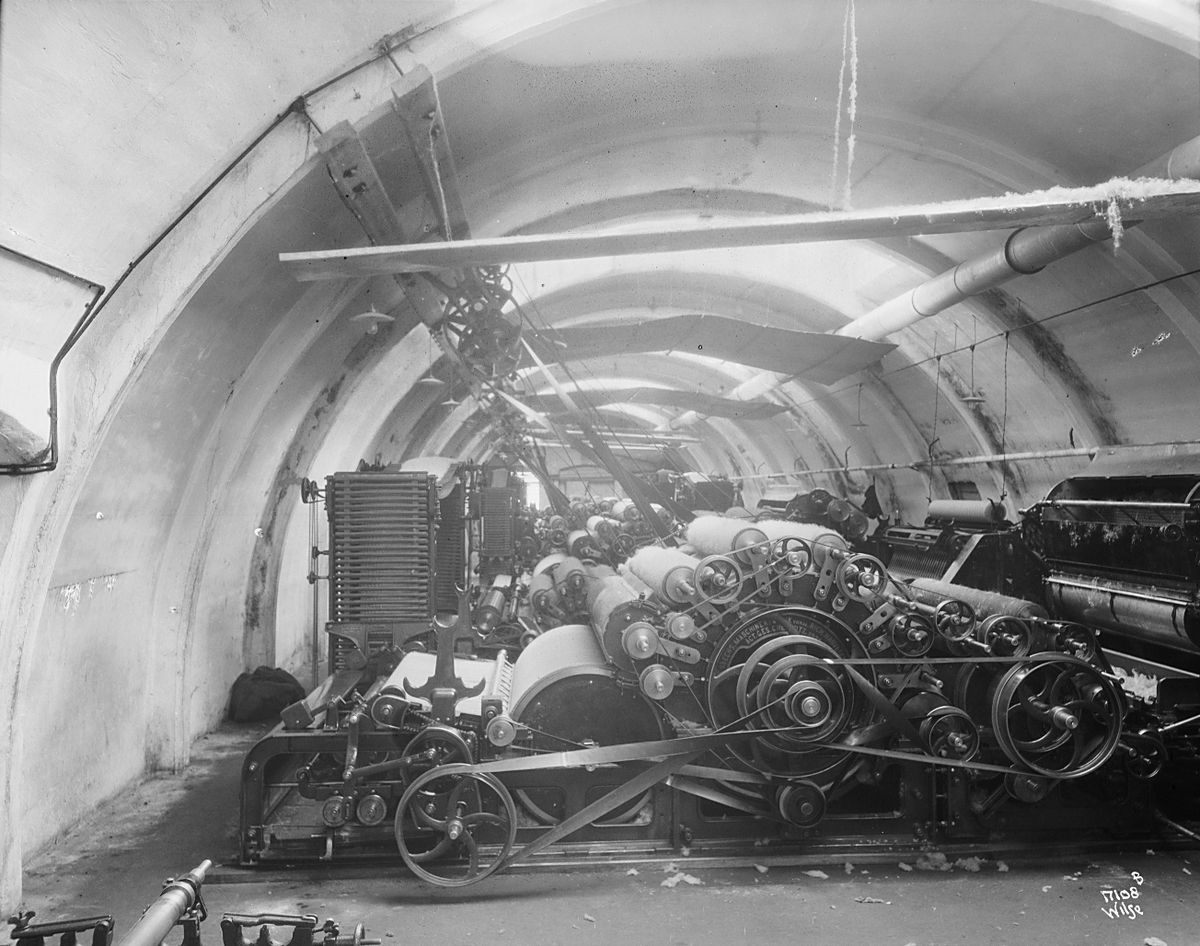 Mange vevemaskiner står i en hall, Heggdal Ullvarefabrikk. Fotografert 1923.