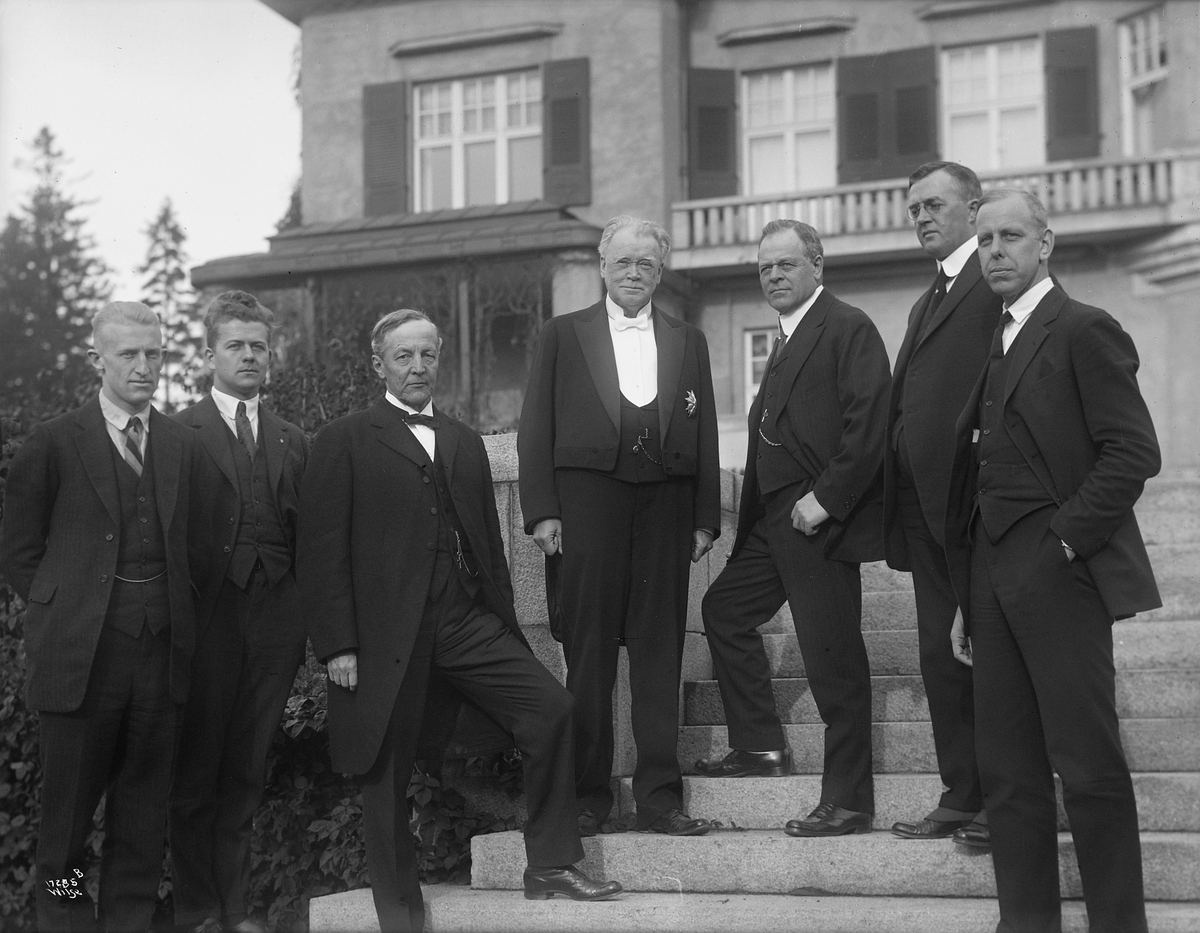 Menn fra "Amerikansk Legasjon" står i trappen sammen med bla arkitekt Henrik Bull, Villa Otium. Fotografert 1923.
