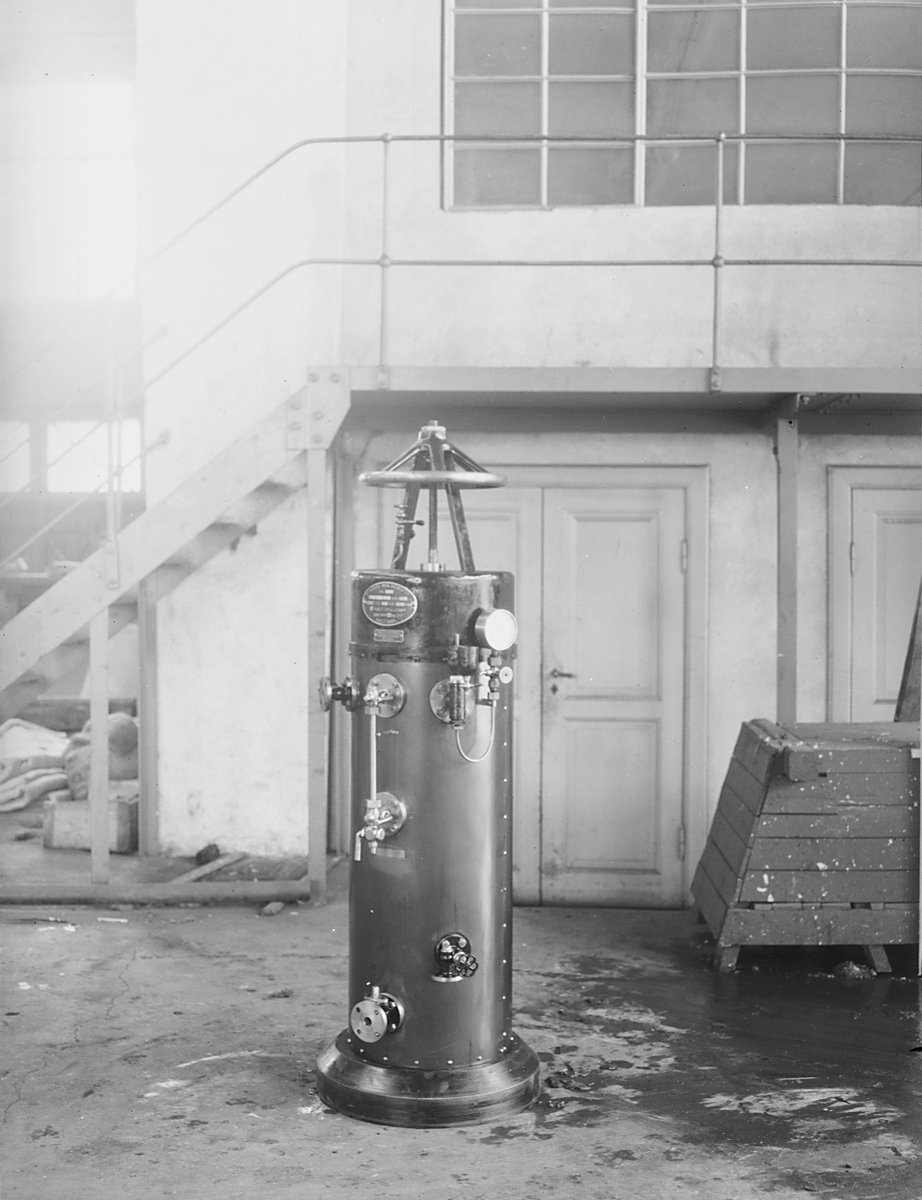 Beholder med måleinstrumenter, Thunes mekaniske verksted A/S. Fotografert 1923.