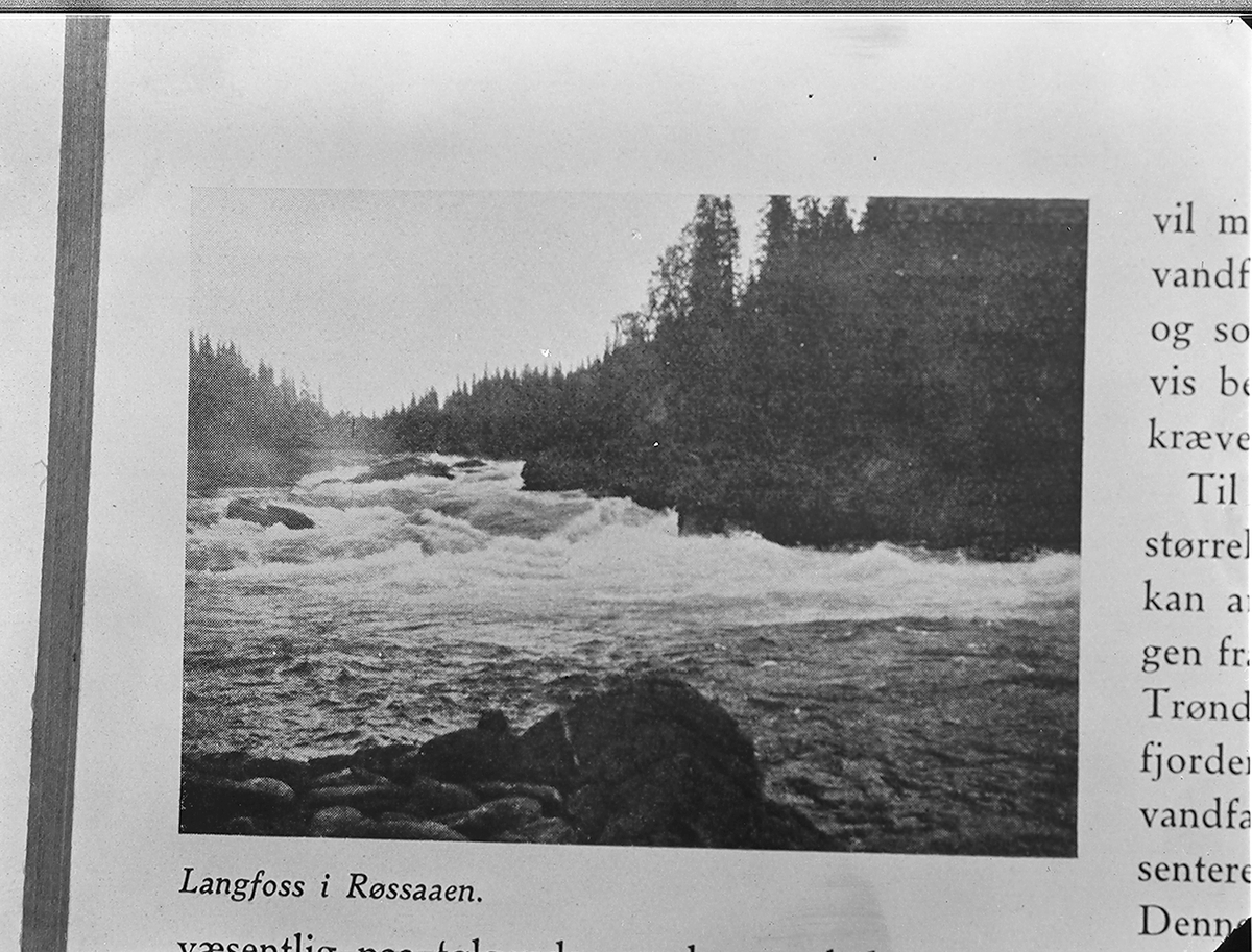 Langfoss i Røssåen, Vasdragsvæsenet. Avfotografert fra en bok. Fotografert 1924.