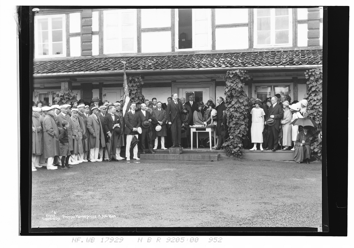 Gjødsten holder tale til mennsker som står samlet ved Frogner Hovedgård, Amerikakoret. Påskrevet fotografiet "Frogner Hovedgård 4. july 1924".