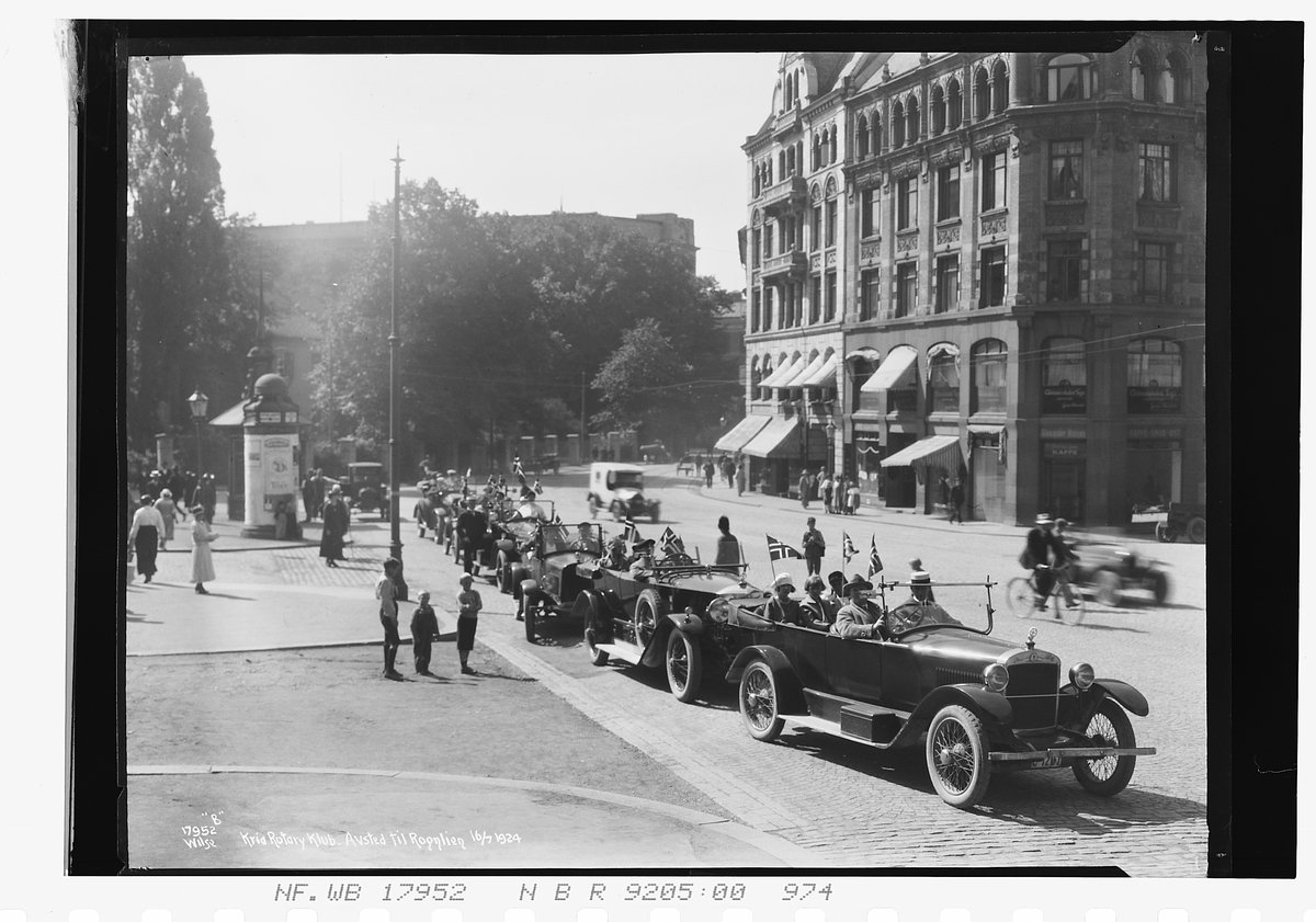 Medlemmer av Oslo Rotary klubb sitter i biler på vei opp Akersgata på vei til Rognlien. Påskrevet fotografiet "Kria Rotary Klub - Avsted til Rognlien 16/7-1924".
