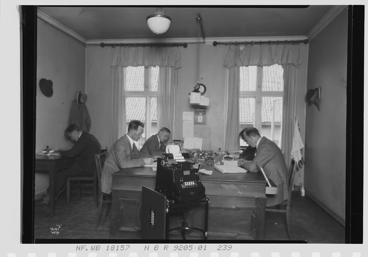 Menn deler kontor i avd. C, Vinmonopolet. Fotografert 1924.