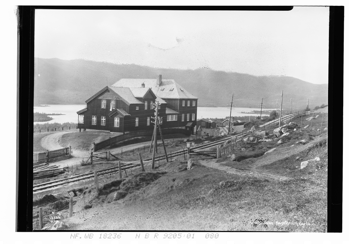 Ustedalen sanatorium. Jernbanelinje går forbi. Fotografert 1924.