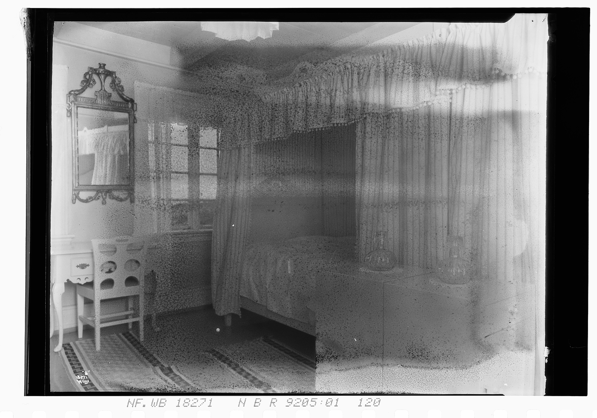 Soverom med himmelseng og toalettbord med speil, Ekeberg gård. Fotografert 1924.