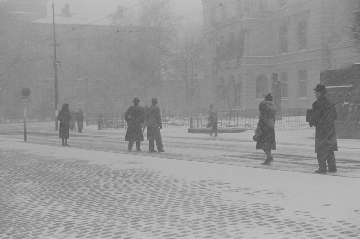 Mennesker utenfor Det Norske Nobelinstitutt i Henrik Ibsens gate, Oslo. Fotografert 1940.