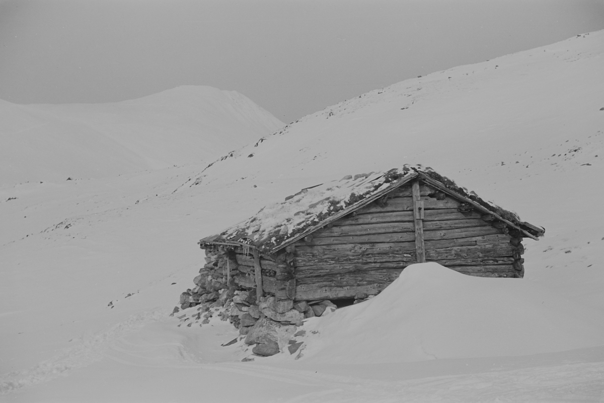 Seterbygning i fjellheimen vinterstid. Fotografert 1940.