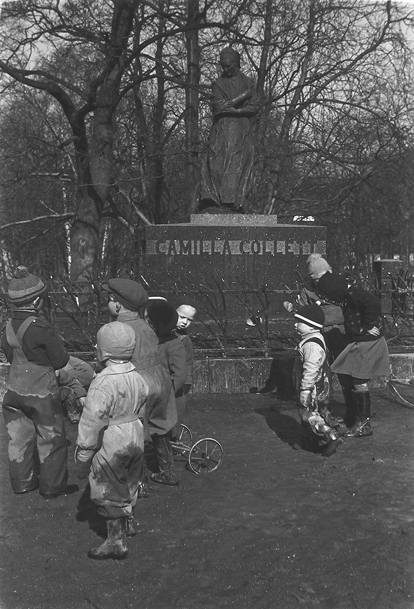 Barnehagebarn på tur ved Camilla Collets starue i Slottsparken. Fotografert 1940.