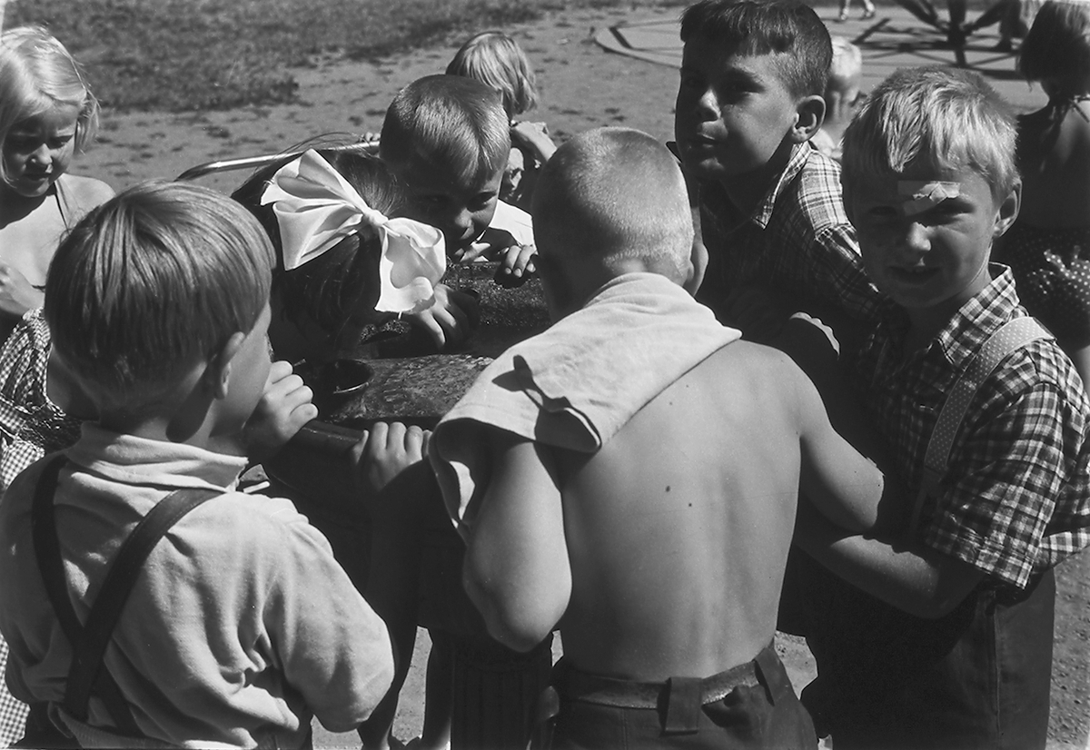 Mange barn ved drikkefontenen i antatt Frognerparken, Oslo. Fotografert 1940.