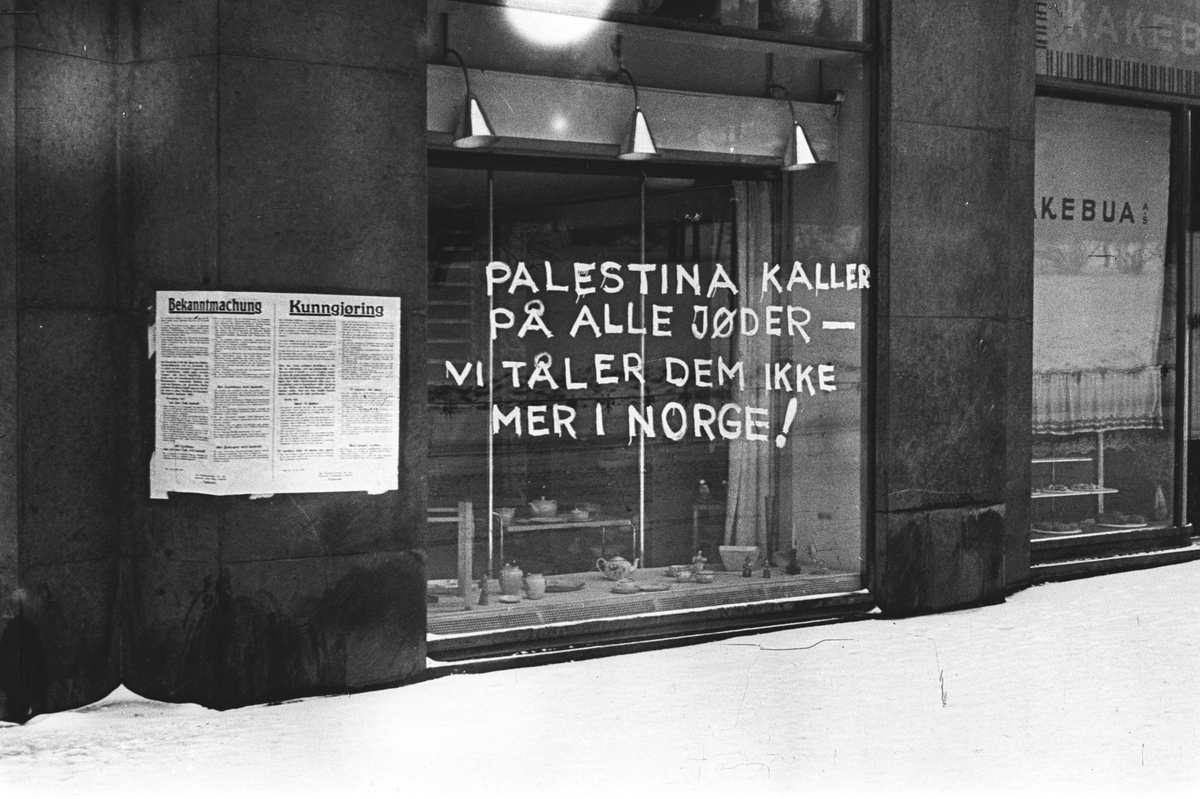 Jødehets på skrevet vindu "Palestina kaller på alle jøder - vi tåler dem ikke mer inorge!". Glitnegården i antatt Henrik Ibsens gate 4, Oslo. Fotografert 1941.