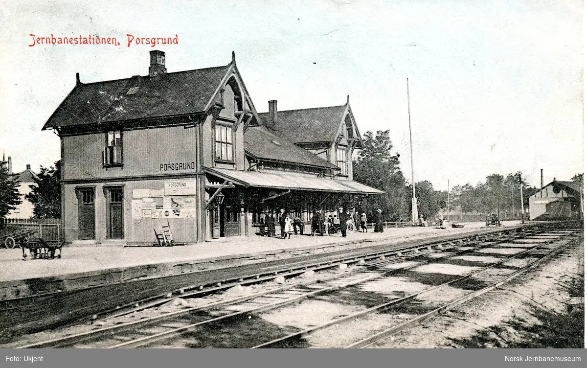 Porsgrunn stasjon med reisende og stasjonsbetjening på plattformen