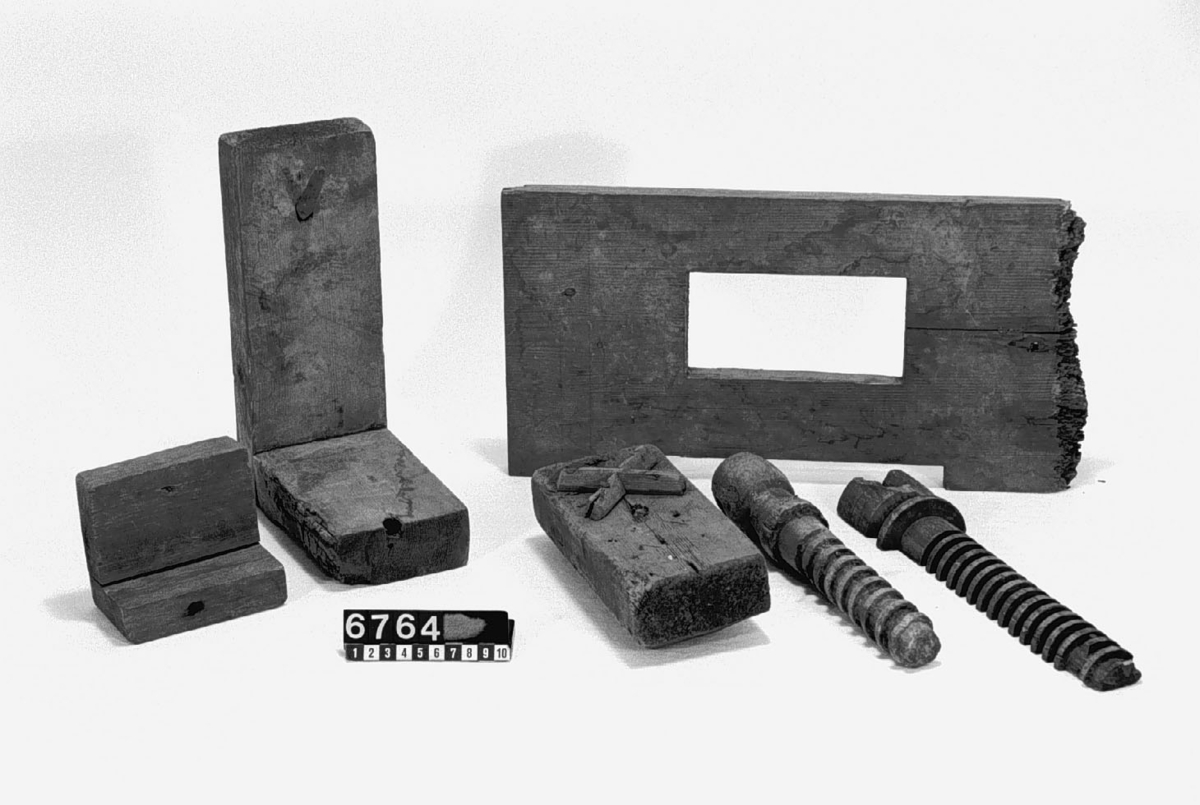 18 st. defekta gjutmodeller för diverse föremål. Dessutom en mortel.