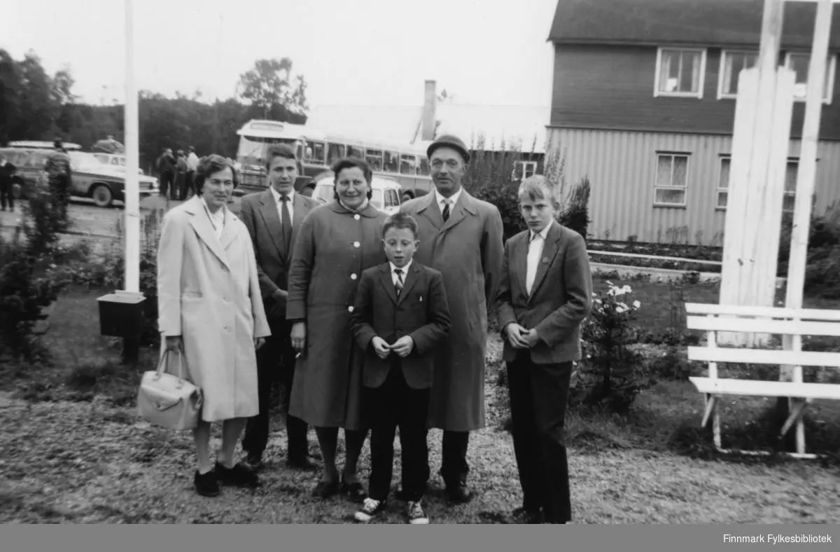 Sommergjester i Finnmark. Leif Johnsens Gjestgiveri i Rustefjelbma på begynnelsen av 1960-tallet. Fra venstre Arna Moen og hennes sønn Jan Moen, ekteparet Margrethe og Per Moen med sin sønn Arnfinn Moen forran. Arna Moens sønn Olav Moen står helt til høyre. Arna Moen og familien i Bardu kom på besøk til Margrethe og per Moen i Varangerbotn om somrene, og reisen tilbake var Nord-Norgebussen til Lakselv, så fly derifra til Bardufoss, alternativt bussen helt frem.