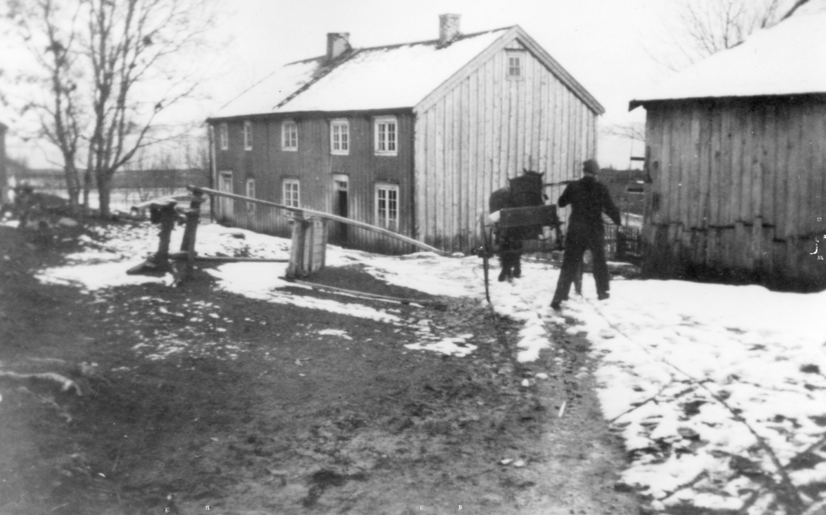 Bilde Av Gårdstun Og Boliger En Mann Er Ute Med Hest Og Kjerre Kystmuseet I Sør Trøndelag 