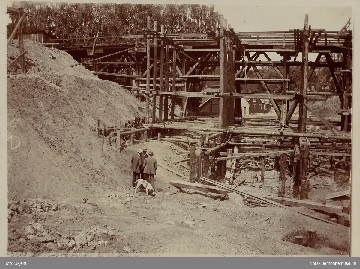 Anleggsarbeid på Lysakerelva jernbanebru, bygging av stillas