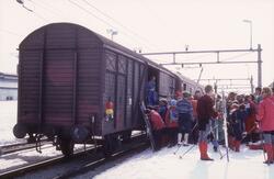 Utlasting av ski fra Gbs-vogn i  ekspresstog 62 på Finse sta