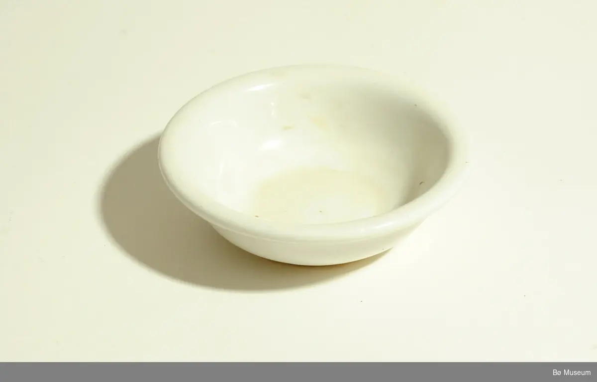 Form: Plate i porselen m. to skåler. To stenger
