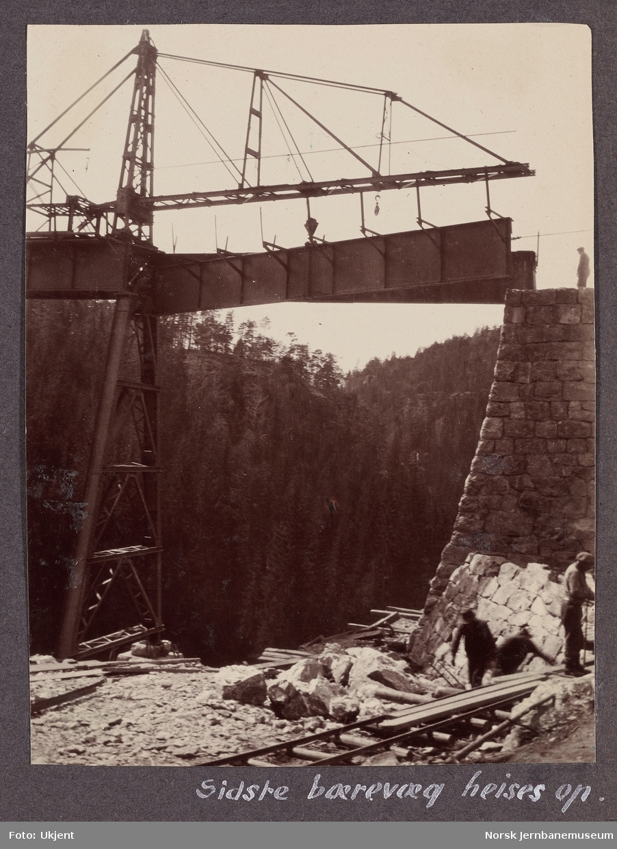 Tjerndalen viadukt på Bratsbergbanen under bygging. Siste bærevegg heises opp