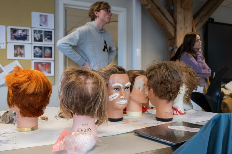 På Edvard Munch videregående skole forvandles frisørhoder til skumle halloween-rekvisitter. FOTO: Nikolai Sogn (Foto/Photo)