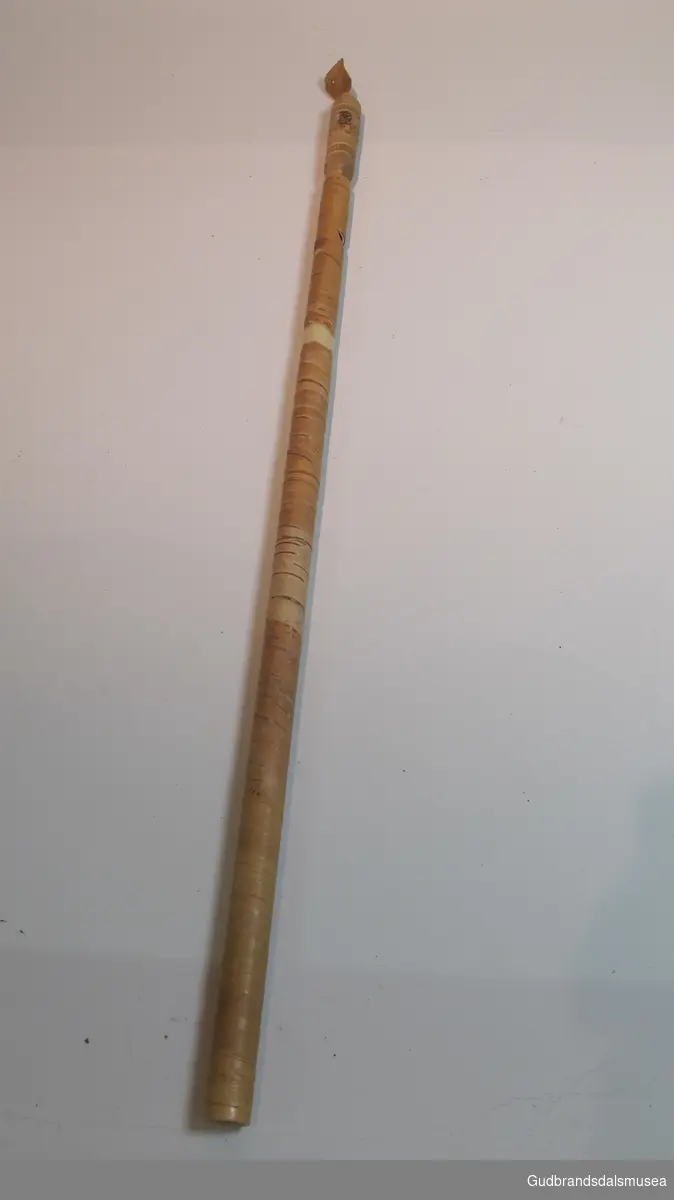 Fløyte -  seljeløyte. Moderne utgave. Laget av et plastrør  surret med never. Har en trepinne med lærlapp i i en ende.