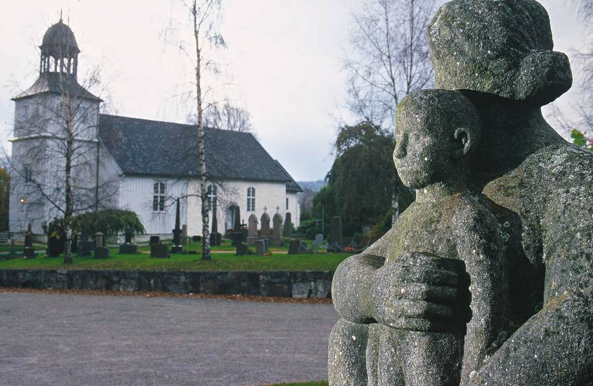 Statue på parkeringsplassen til Eidanger kirke