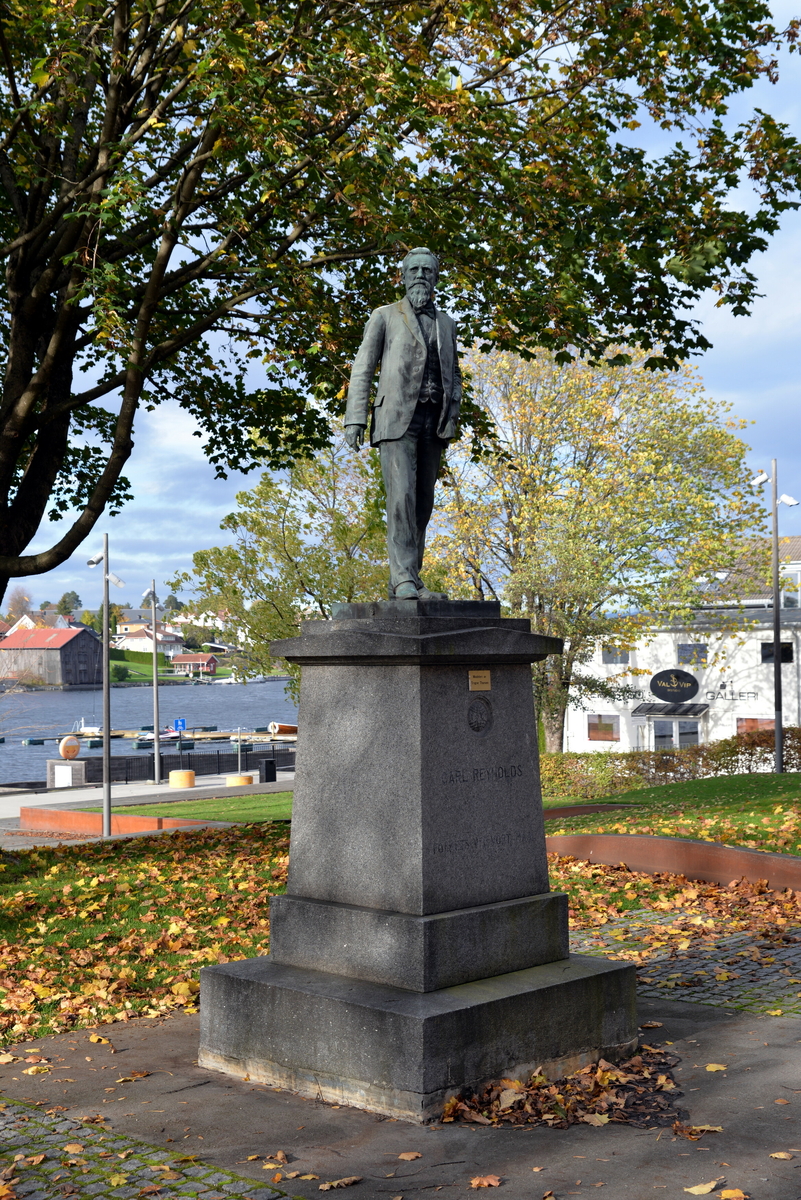 Statue av skipskaptein Carl Reynolds, stifteren av IOGT.