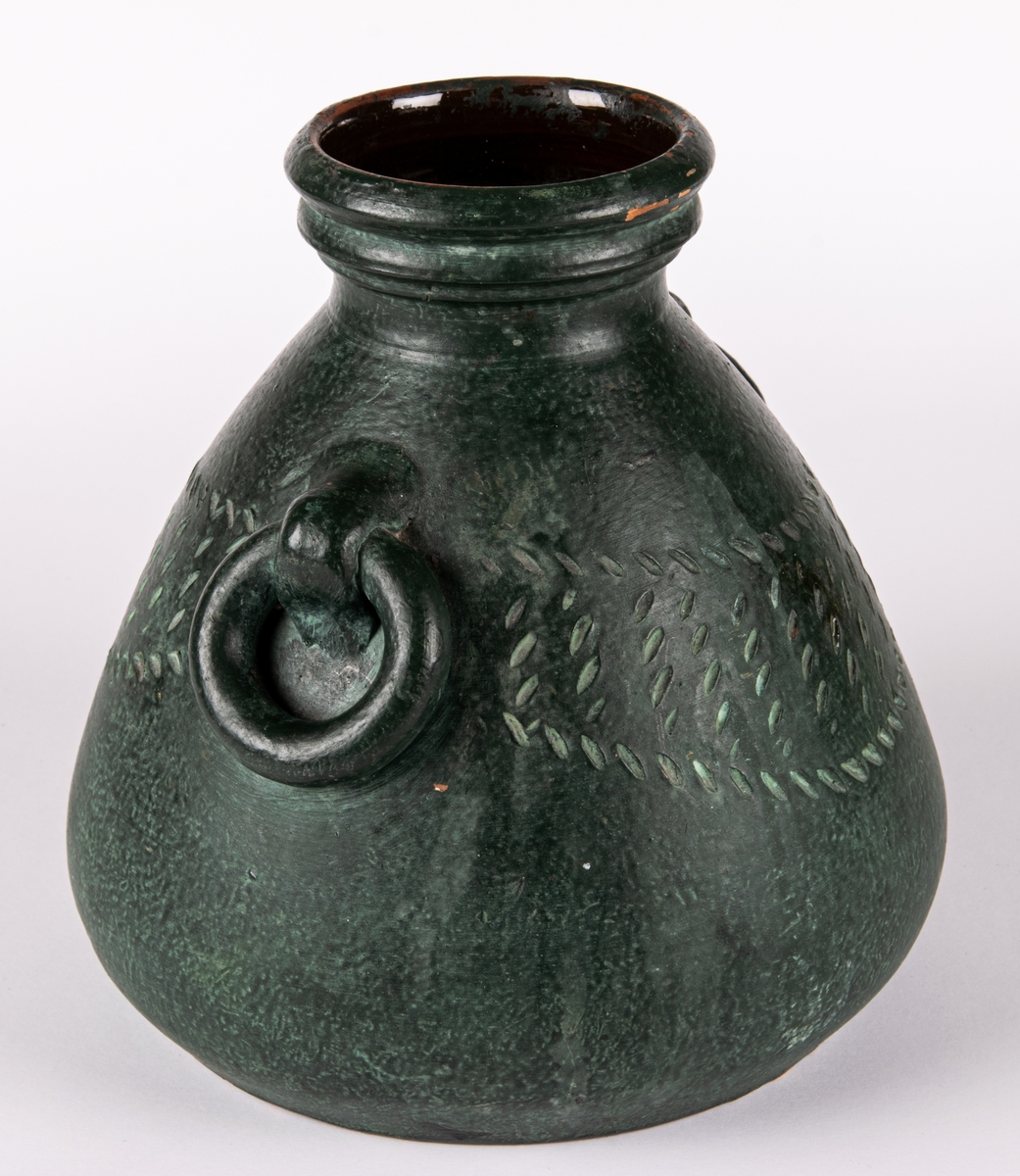 Grönpatinerad vas, brunglaserad insida, av lergods, tillverkad av Bo Fajans under 1910-talet.