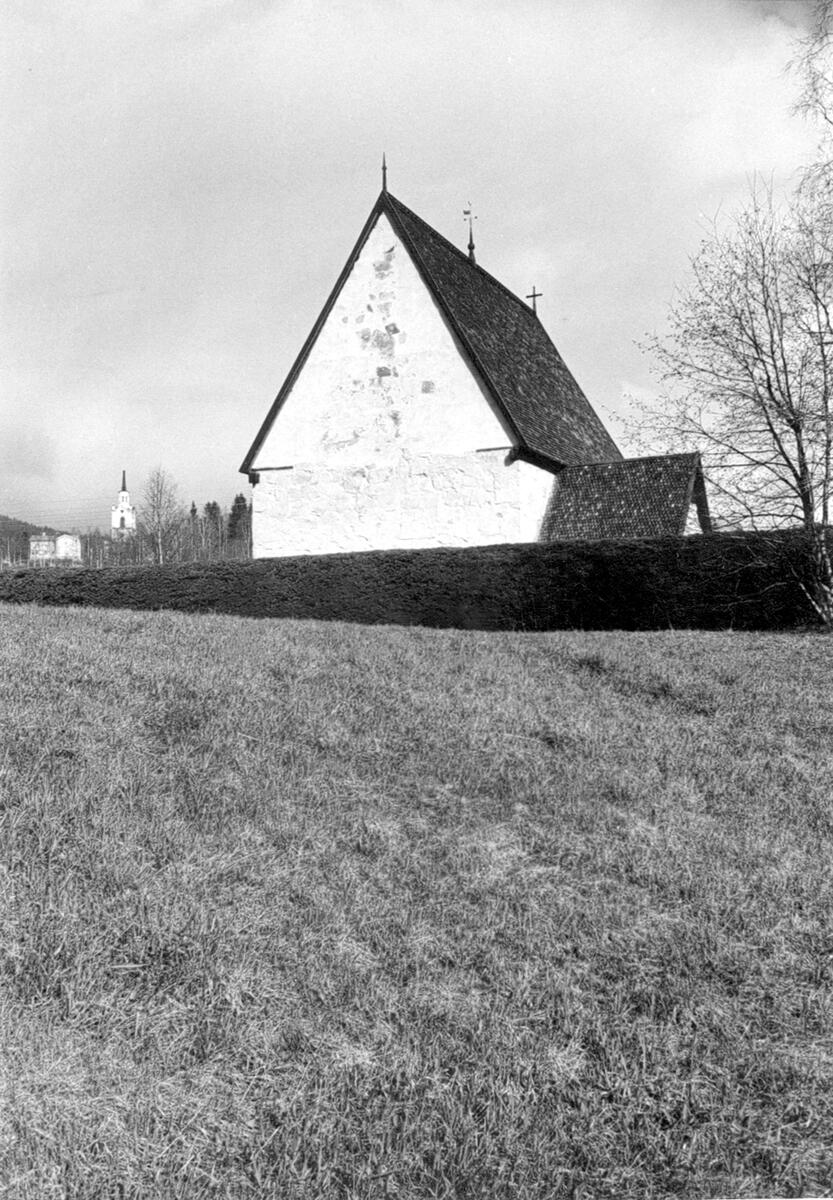 Lidens gamla kyrka bestod ursprungligen av en enkel rektangulär byggnad