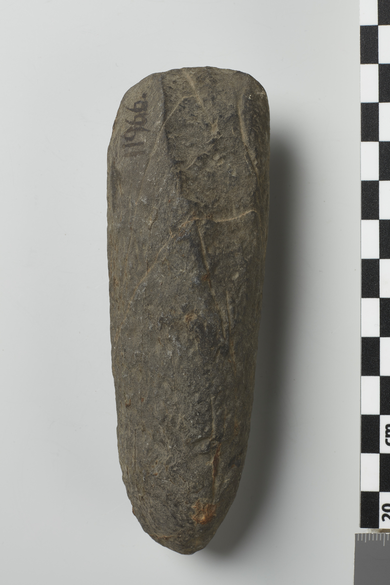 Stenøxe uden Skafthul, oprindelig lig NO. 12, (rundagtigt Tversnit), men beskadiget, 13 cm. lang. 
124-126 ere fundne paa samme Gaard som No. 123, Haugan i Sande (sandsynligvis ikke sammen).