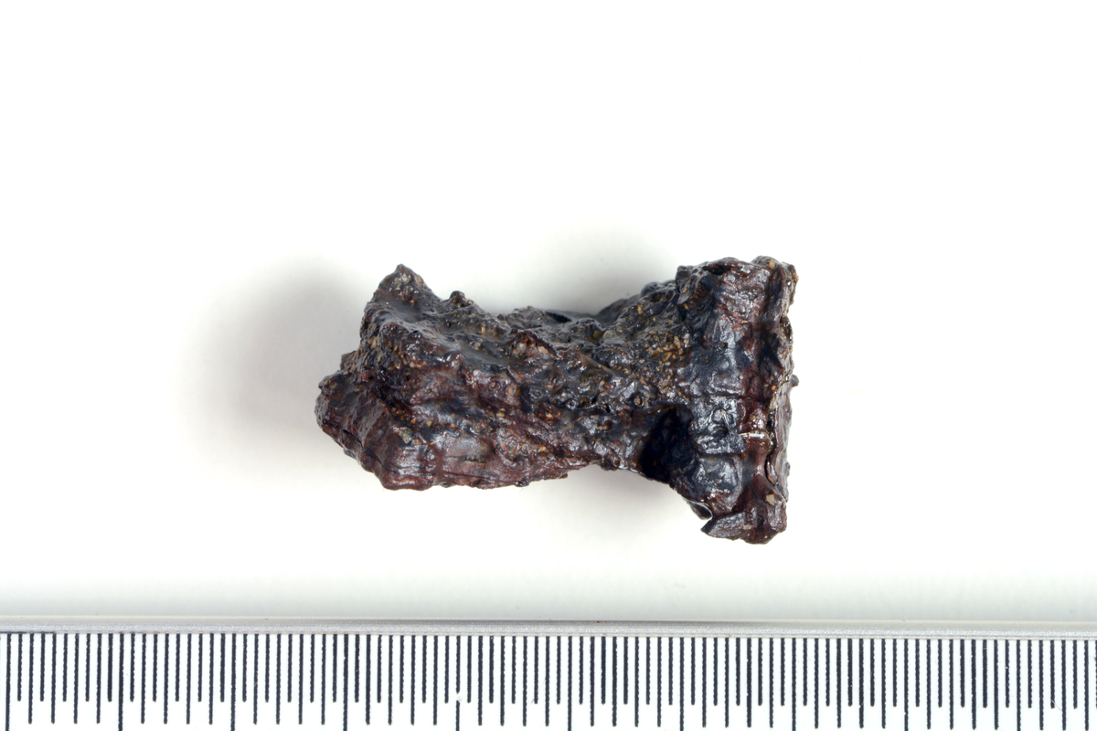 Ett fragment av jern funnet i lag 2 i S10214, en avfallsgrop i det som er tolket som et smieområde. Funnet er konservert.