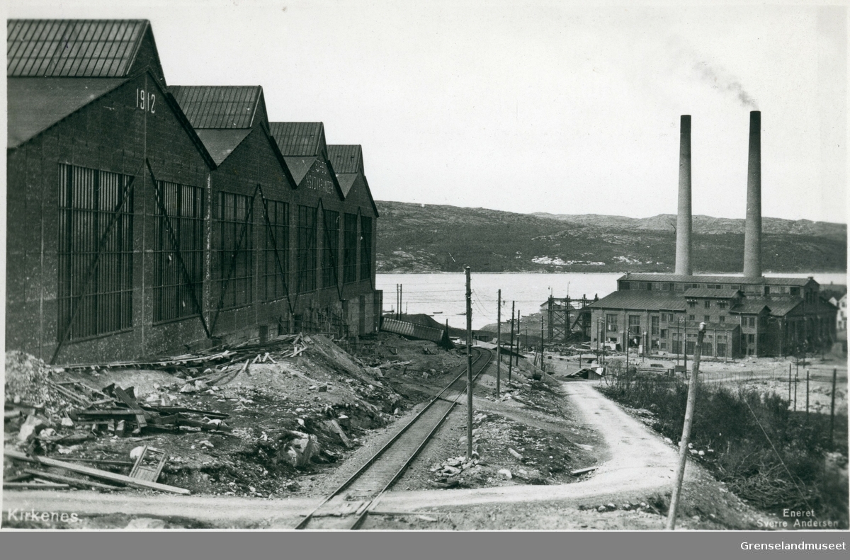 Kirkenes omkring 1916. Bilde viser et utsnitt av anlegget til A/S Sydvaranger. Separasjonsverket til venstre og Dampsentralen til høyre. I midten går jernbaneskinnene som fraktet jernmalm. 