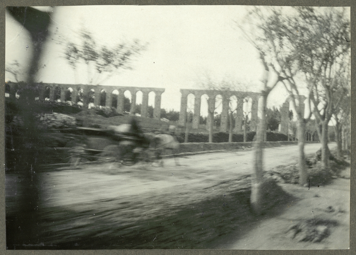 Bilden visar ruinen av en romersk akvedukt.