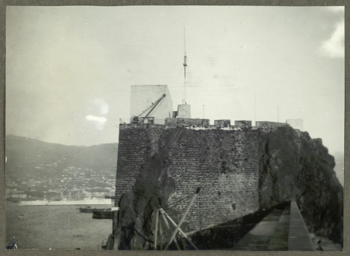 Bilden visar en gammal befästning vid hamnen i Funchal.