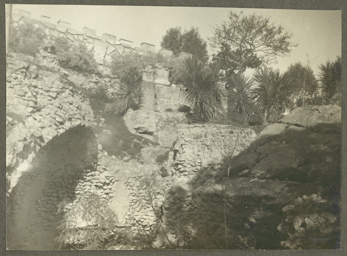 Bilden visar en gammal befästningsmur i Funchal.