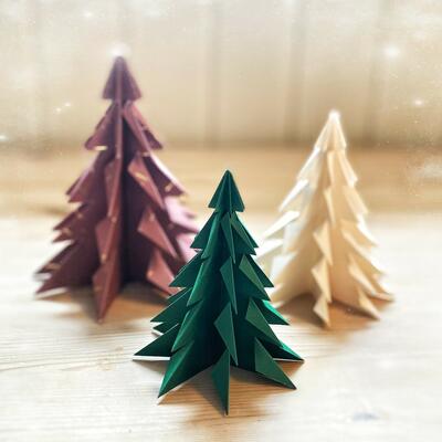 Juletrær brettet av papir. Foto/Photo