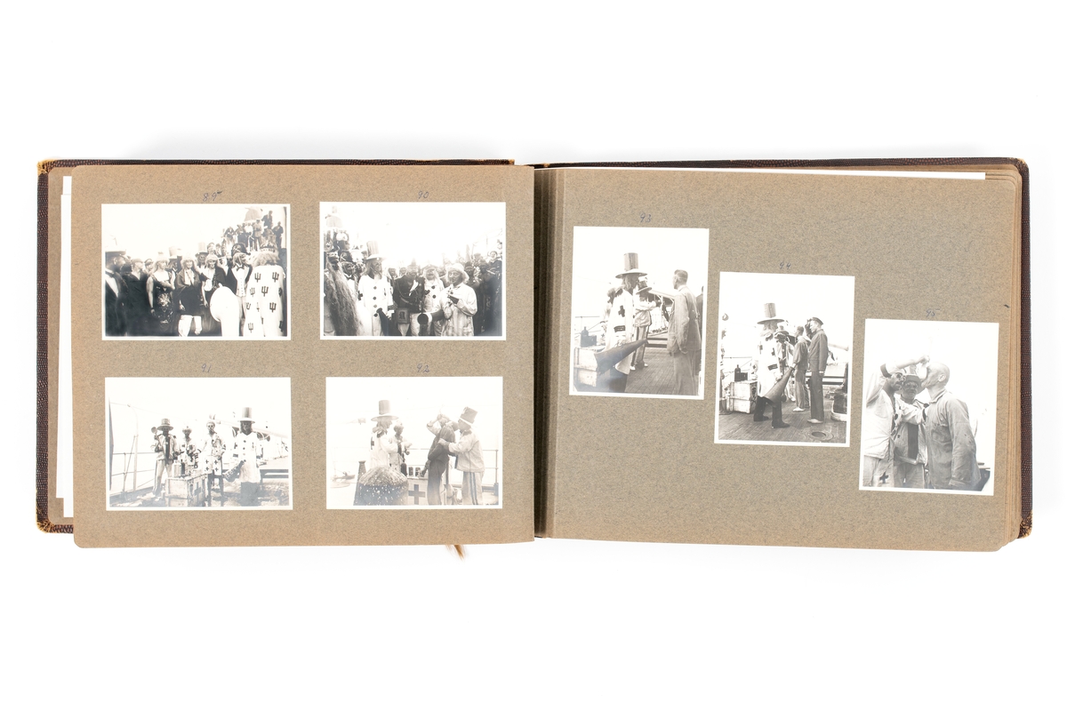 Fotoalbum från pansarkryssaren Fylgias långresa 1922-23. Resan gick till Västindien och Sydamerika. Fartygschef var kommendörkapten Claës Lindsström och sekond var kapten Ebbe von Arbin. Albumen innehåller fotografier från livet ombord och besökta platser samt en del etnografiska bilder.