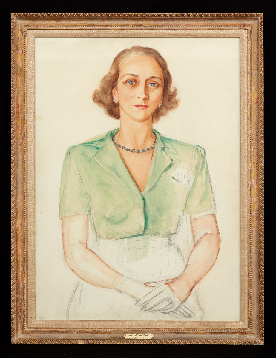 Sittande porträtt av Kerstin Thorborg i kort lockigt hår, grön kortärmad blus, örhängen och halsband. Händerna vilar i knät men är endast skissade i blyerts då porträttet är ofullbordat.