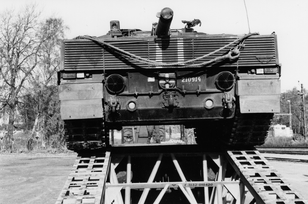 Lastning av stridsfordon för järnvägstransport - Garnisonsmuseet ...