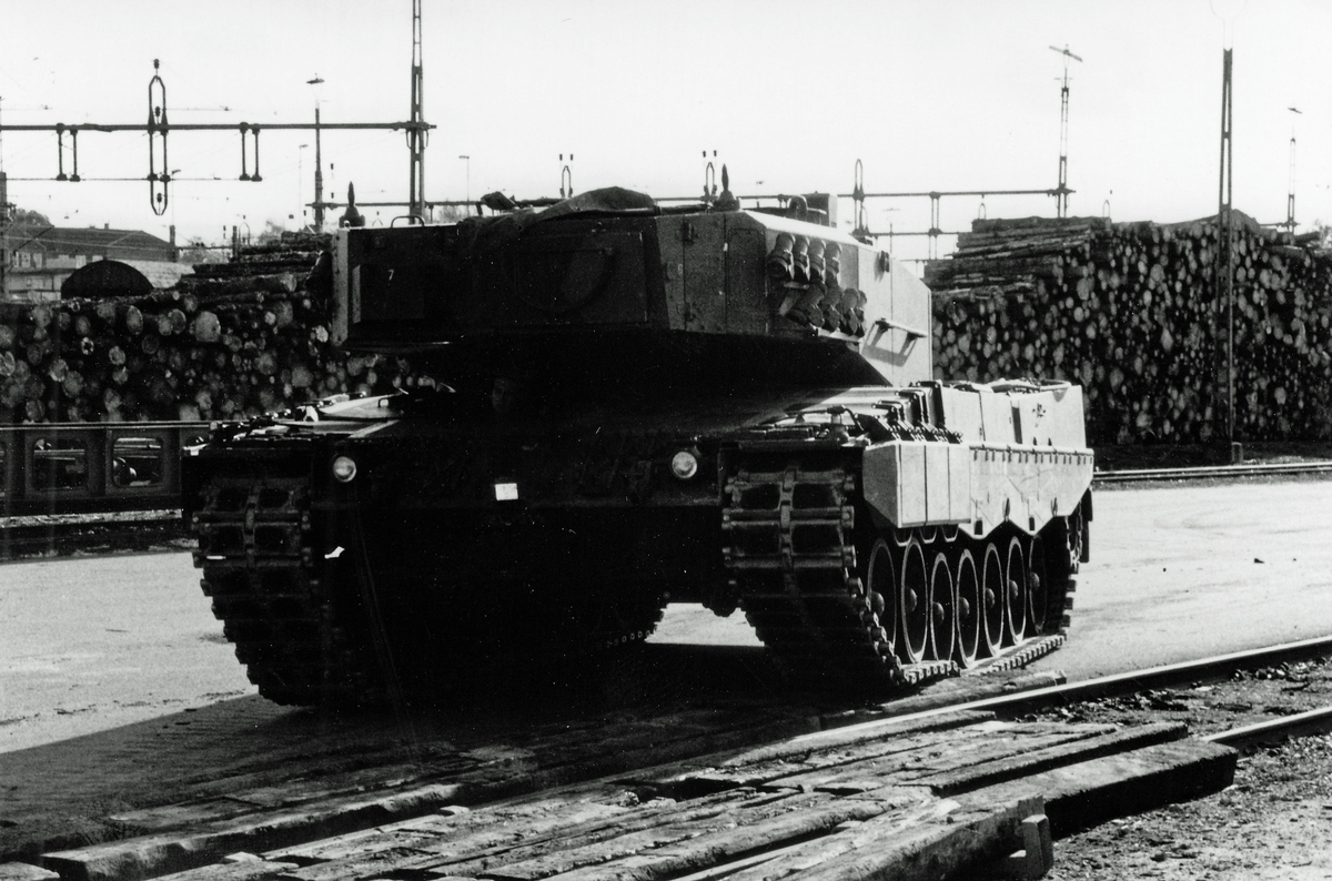Lastning av stridsfordon för järnvägstransport - Garnisonsmuseet ...