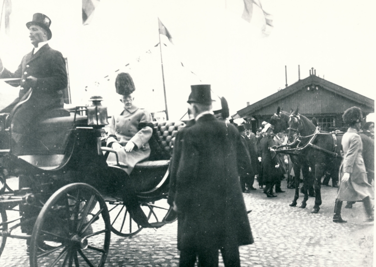 Strängnäs den 6 juni 1923

Bild 1
HM Konungen har tagit plats i vagnen för transport till Roggeborgen -- Strängnäs gymnasium sedan 1626.

Bild 2
Färden har börjat och bredvid kungen sitter Landshövding Lennart Reuterskiöld.