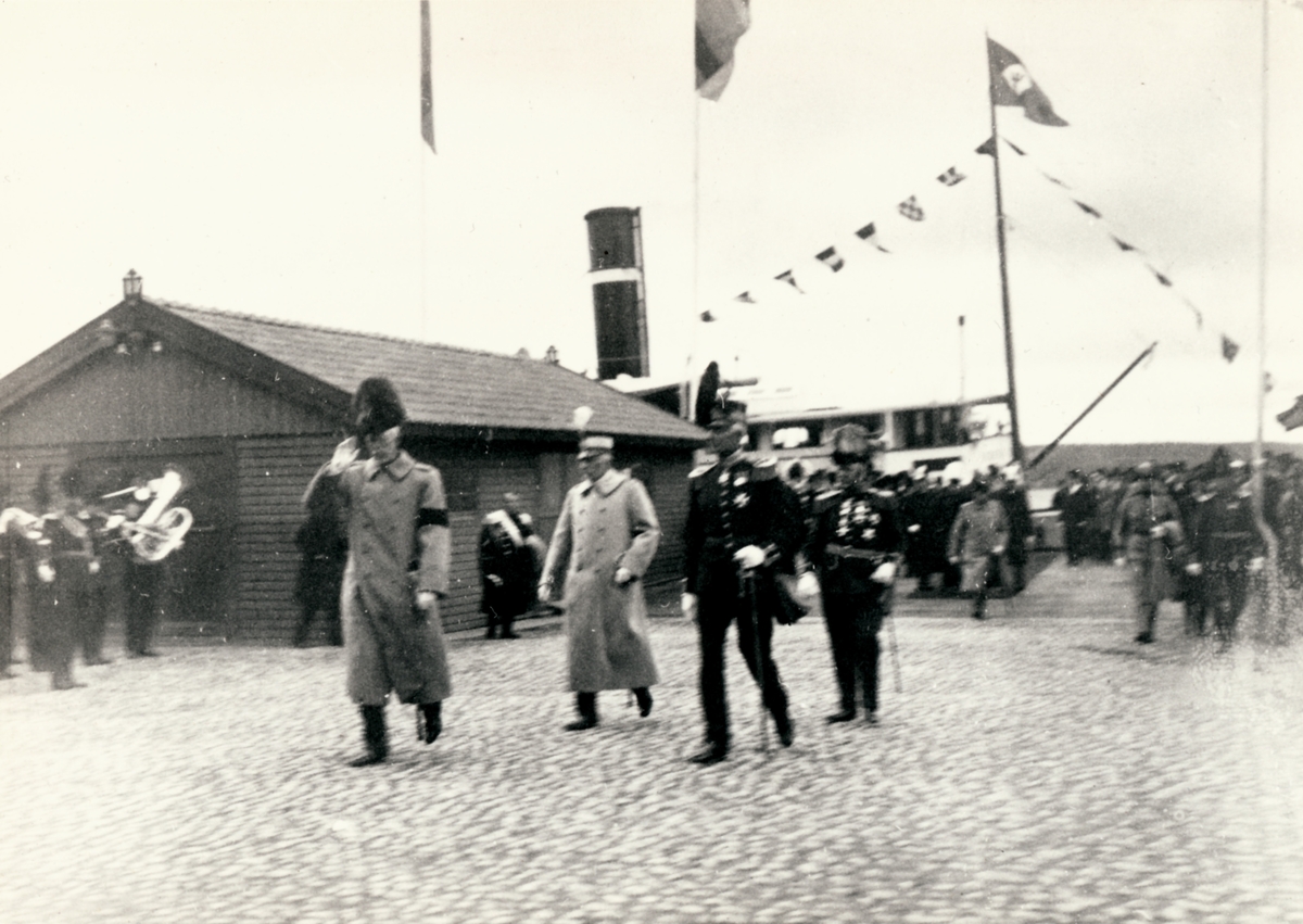 Strängnäs den 6 juni 1923

Bild 1
HM Konungen, prins Eugen och regementschefen passerar musikkåren.

Bild 2
De fortsätter här bakom hedersvakten.