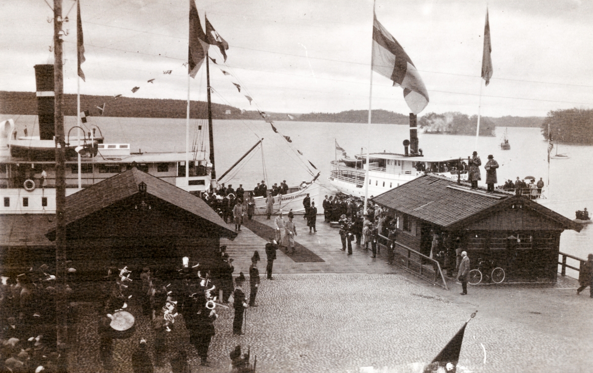 Strängnäs den 6 juni 1923

Bild 1
HM Konungen och Prins Eugen anländer till Ångbåtsbron i Strängnäs.

Bild 2
Stadsfullmäktiges ordförande, jägmästare Pauli, tar emot Konungen och Prinsen.